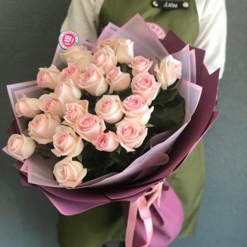 Бело-розовые розы 60 см (Россия) код  357984