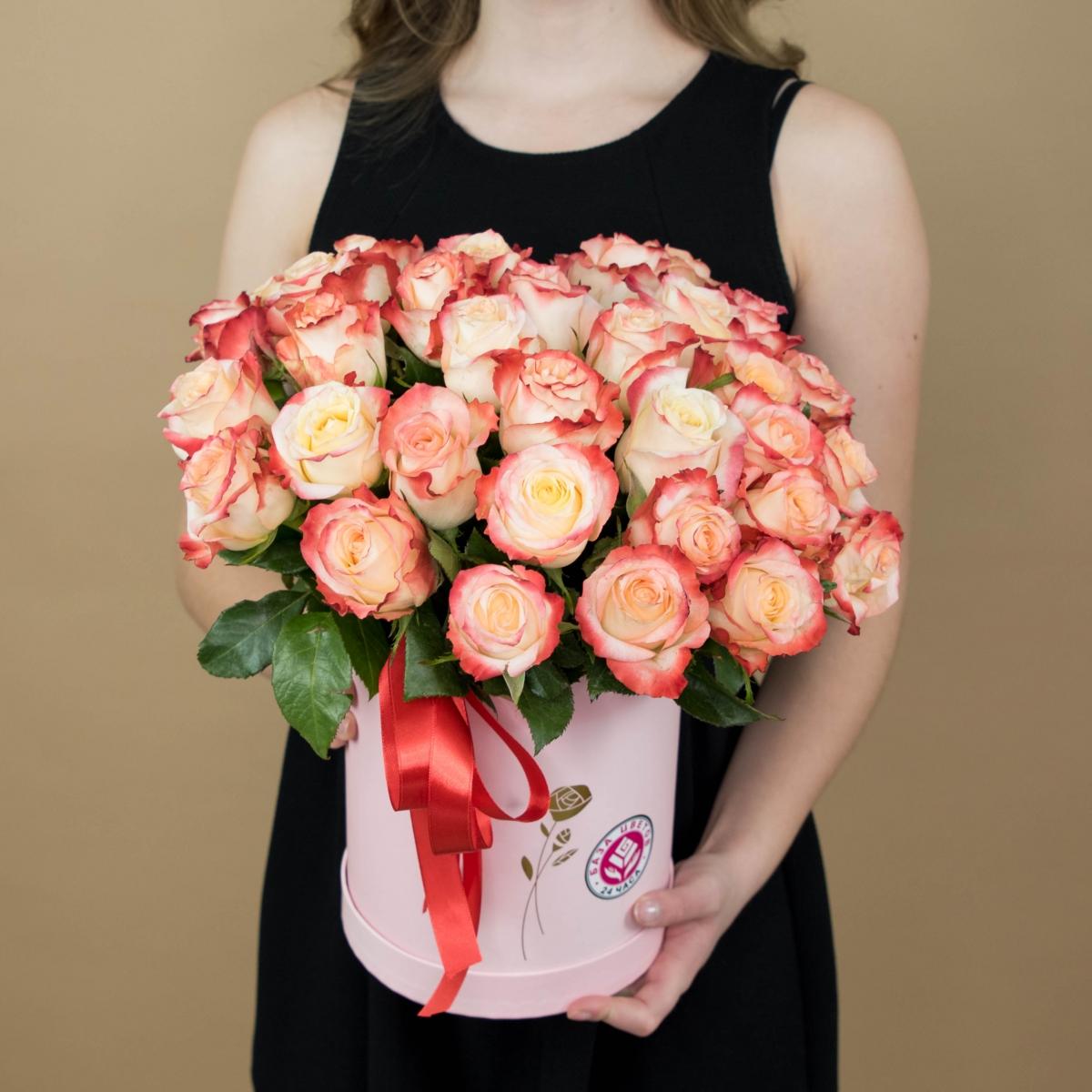 Розы красно-белые в шляпной коробке артикул букета: 4576
