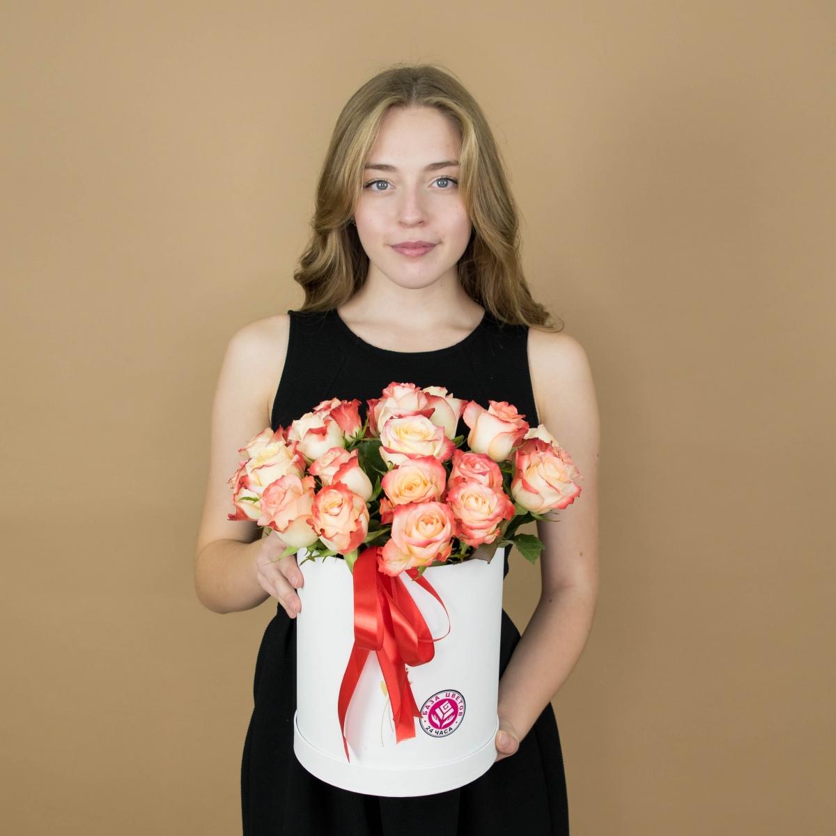 Розы красно-белые в шляпной коробке артикул букета: 4576